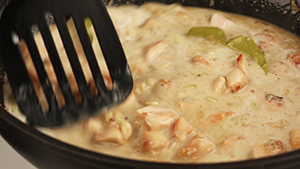 中華鍋 フライパン カレーソース アジア料理 鶏料理 チキンカレー 鶏肉 アジア スタイル 動画 カラーイメージ 横位置 テーマ 煮る 手作り かき混ぜる 手順
