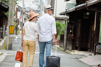 イメージナビ 画像素材 シニア 旅行 小旅行 京都 夫婦 キャリーケース