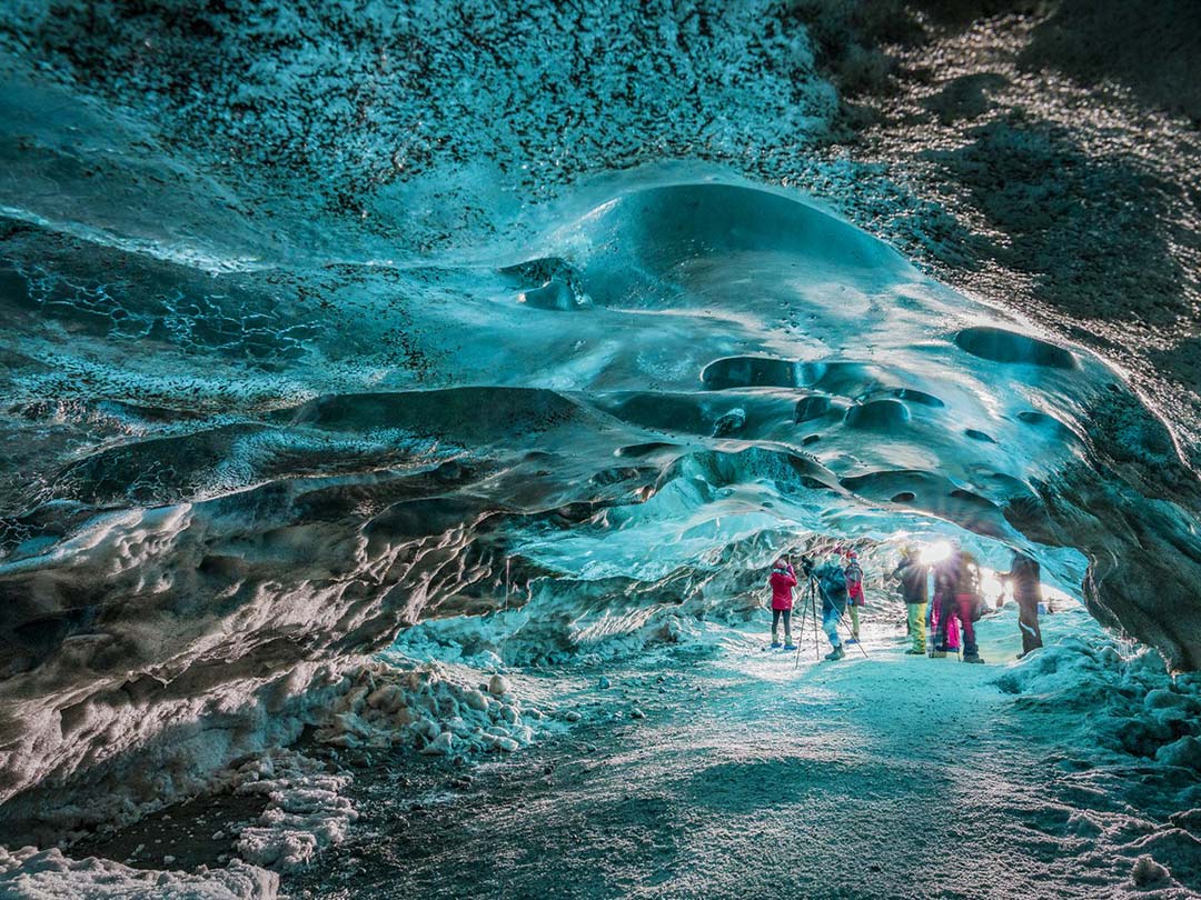 フォトエディターの心に残る海外の絶景セレクション｜Editor's Choice アイスランド・ブルーアイスケイブ