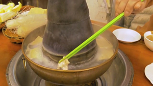 手 箸 北京料理 肉料理 鍋料理 羊肉 野菜 白菜 アジア 中国 北京 北アジア スタイル 動画 カラーイメージ 横位置 11月 テーマ 調理 沸騰 2015年