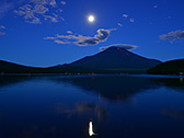 9月 満月が沈みゆく笠雲富士